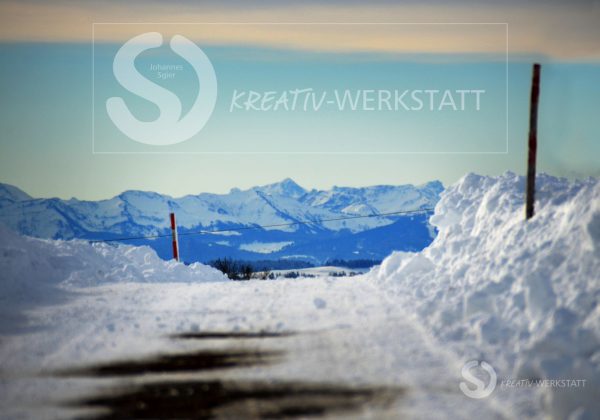 Straße + Alpen bei Wolferazhofen